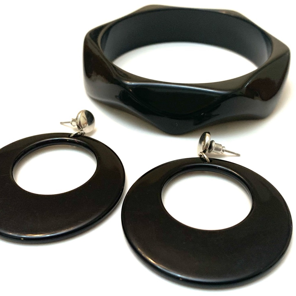 Black plastic bangle bracelet with black plastic round disk shaped earrings